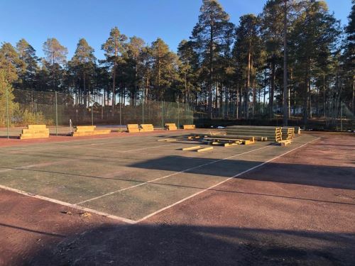 Dag 1 - Alla delar till utegymmet r sorterade och ligger i hgar p de platser dr de ska uppfras.