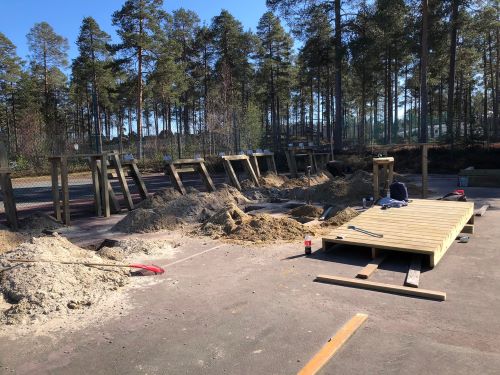 Flera hl r grvda, sand ligger i hgar bredvid.
