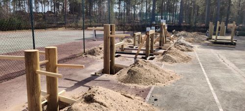 Utrustning str utplacerade i de grvda hlen, sandhgar ligger bredvid.