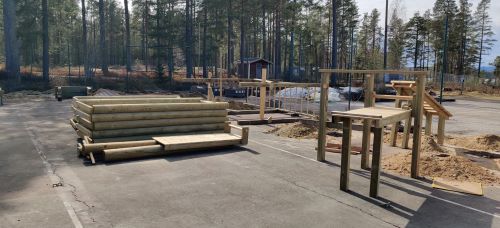 Material (tr) ligger utplacerade i hgar.