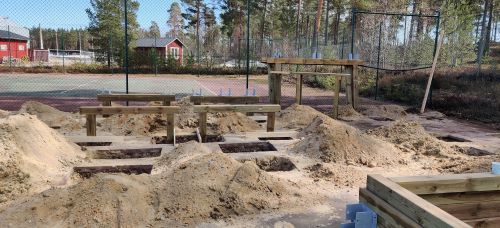Massor med grvda hl och sandhgar.