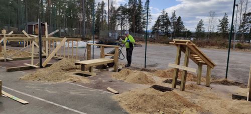 En person tmmer en skottkrra i ett av hlen som utrustningen str i.