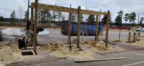 Monkey-bars, en person str nere i ett av hlen som utrustningen ska frankras i.