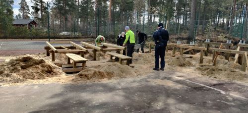 Flera personer arbetar med att f roddmaskinerna p plats.