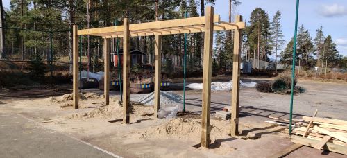 Monkey-baren r s gott som klar, det ligger ngra sandhgar under som ska fixas till dock.