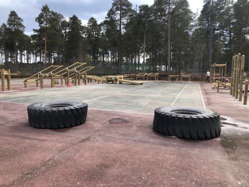 Vy ver utegymmet med tv traktordck i frgrunden.