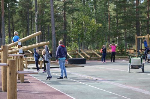 Ett barn testar ryggdraget, flera andra personer syns i bilden.