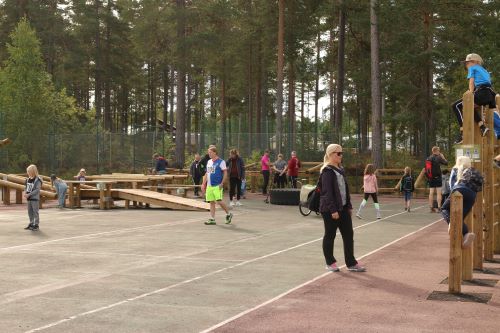TVy ver utegymmet, flera personer tittar runt.