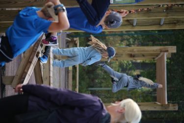 Barn testar monkey-bars.
