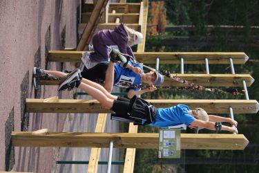 Barn hnger i pull-up-stngerna.